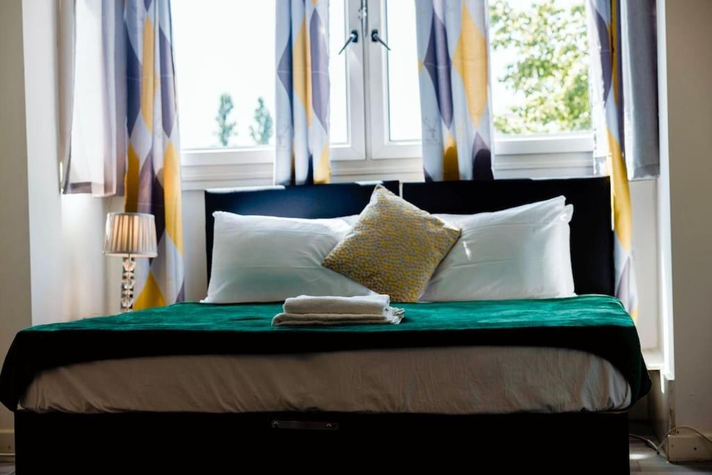 2 Bedrooms -Parking-Very Spacious-Wifi Londres Exterior foto