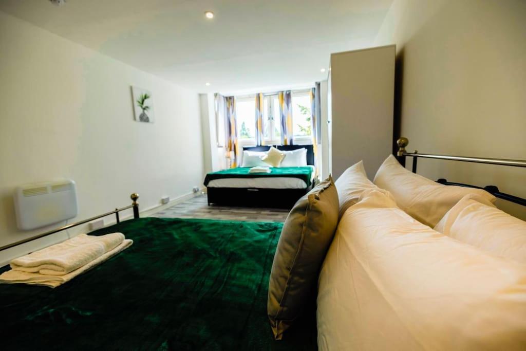 2 Bedrooms -Parking-Very Spacious-Wifi Londres Exterior foto