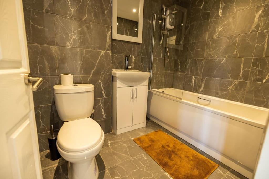 2 Bedrooms -Parking-Very Spacious-Wifi Londres Exterior foto